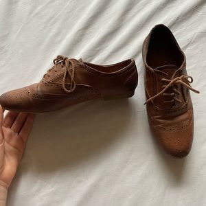 Women’s brown Oxford flats